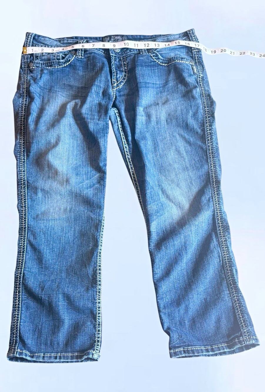 Silver Jeans Co. Women's Mid Rise Capri Medium Wash Blue Denim W32 Pocket Logo